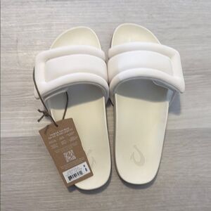 NWT- Olukai- SunbeamSlide- off-white/Cream Slide Sandals- Size 8